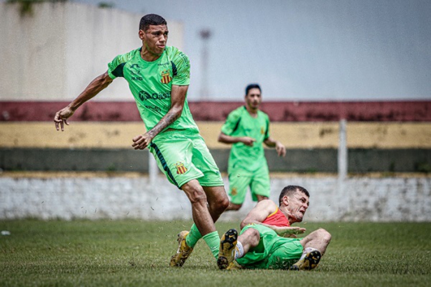 FECHADO: O Sampaio Corrêa anunciou um novo reforço para a temporada. Quem chega é o atacante Ramon Tressoldi, de 20 anos, que passou pela base do Grêmio e estava atuando na equipe Sub-23 do Avaí. O seu nome já foi publicado no BID e, então, ele já pode estrear.