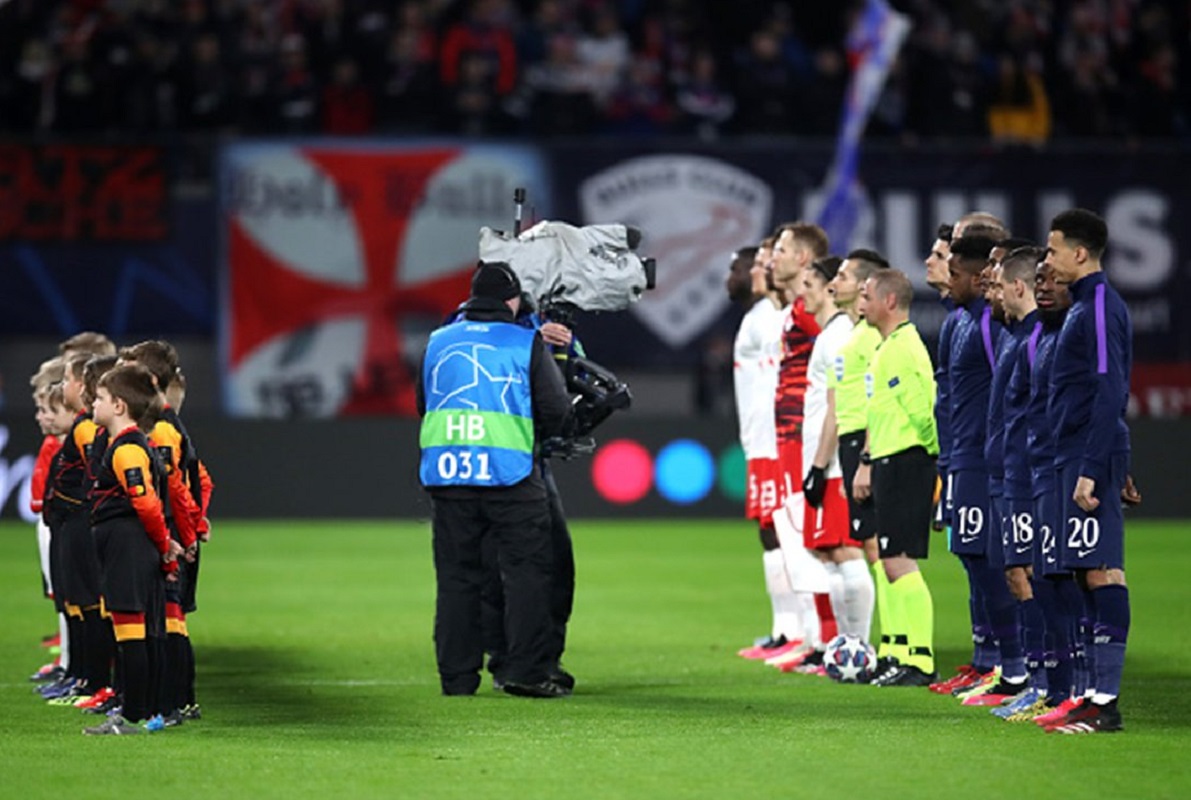 Ah o futebol... É possível, sim, manter a prática com as crianças com poucas coisas. Separe dois pares de tênis e transforme-os em traves. Pegue uma bola pequena e arraste os móveis para dar espaço. Pronto, é a final da Champions League na sala de casa.