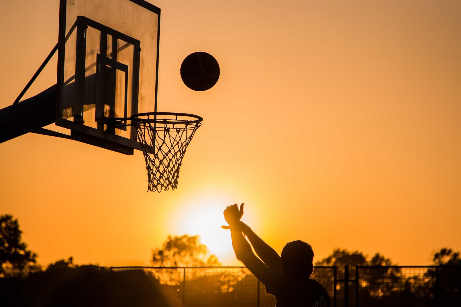 Outra atividade divertida imita o basquete. É só pegar um cesto de roupas, balde ou até mesmo um lixo (lembrando, tudo higienizado) e algumas meias enroladas em forma de bolinhas. O objetivo é acertar lá dentro, porém a dificuldade vai aumentando conforme a distância também fica maior.