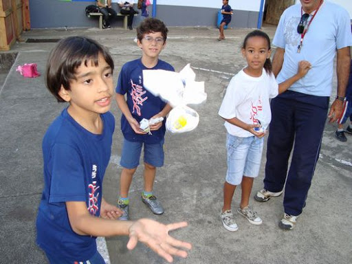 A peteca também é uma boa pedida. É possível brincar apenas com as mãos, com improviso de redes ou com “raquetes”, como tampa de panelas.