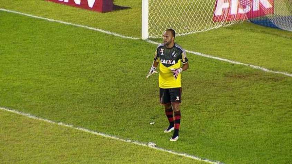 No empate em 1 a 1 entre Flamengo e Macaé, pelo Carioca de 2015, após o goleiro Paulo Victor deixar o campo por conta de um sangramento na cabeça, o atacante Alecsandro foi obrigado a ir para o gol em função do Rubro-Negro já ter feito três substituições durante a partida. O atacante entrou no intervalo e fez o gol do Flamengo.