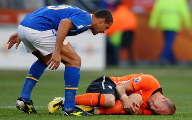 FELIPE MELO - Foi expulso contra a Holanda (Foto: CBF)  O volante Felipe Melo teve a sua convocação contestada para a Copa do Mundo de 2010. Mas a escolha de Dunga teve um custo caro. O jogador foi expulso nas quartas de final impedindo a reação da Seleção Brasileira. Os canarinhos perderam para a Holanda por 2 a 1.