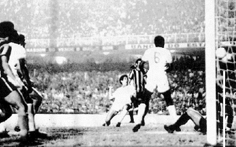 Botafogo 0 x 1 Fluminense, em 27 de junho de 1971, pelo Campeonato Carioca - público de 160.000