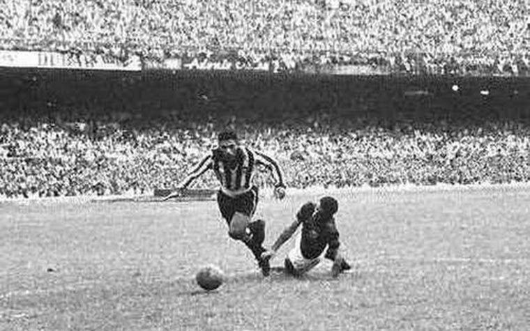 Botafogo 3 x 0 Flamengo, em 15 de dezembro de 1962, em jogo do Campeonato Carioca - público de 158.994