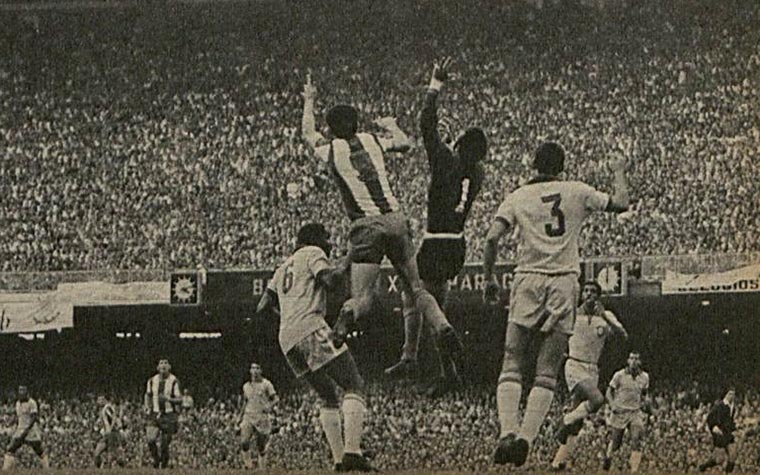 Brasil 4 x 1 Paraguai, em 21 de março de 1954, em jogo válido pelas Eliminatórias para a Copa do Mundo de 1954 - público de 195.513