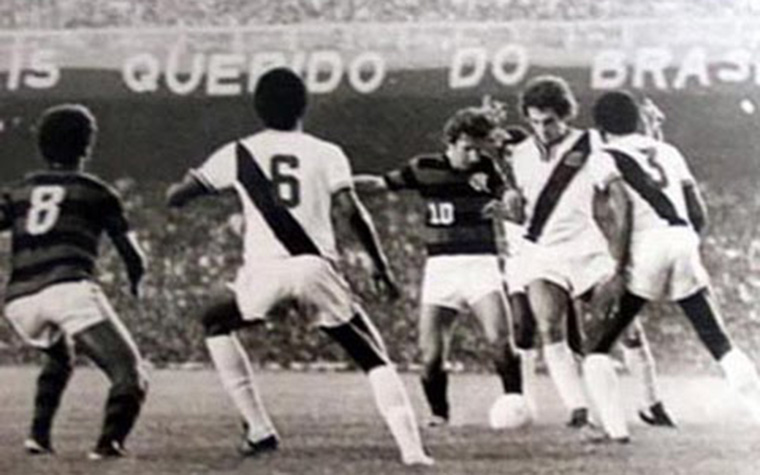 Flamengo 3 x 1 Vasco, em 4 de abril de 1976, em jogo válido pelo Campeonato Carioca - público de 174.770