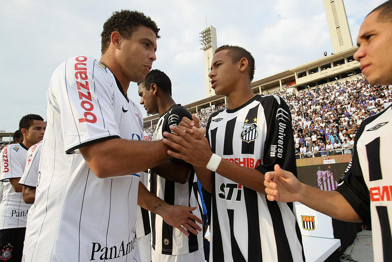  Neymar estreou pelo Santos como profissional com apenas 17 anos, no dia 7 de março, diante do Oeste, no Estádio Pacaembu, pelo Campeonato Paulista. Seu primeiro gol na carreira veio contra o Mogi Mirim, no dia 15 de março, marcando de cabeça.