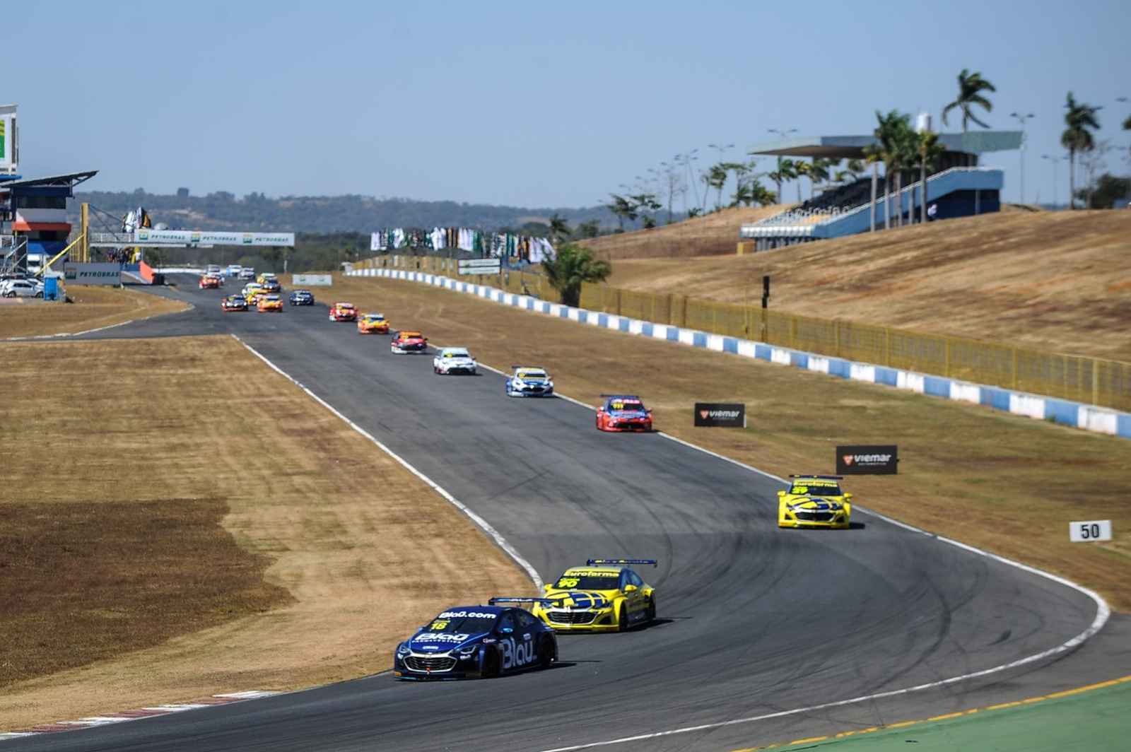 Pelotão acelera na reta principal de Goiânia na primeira corrida do dia