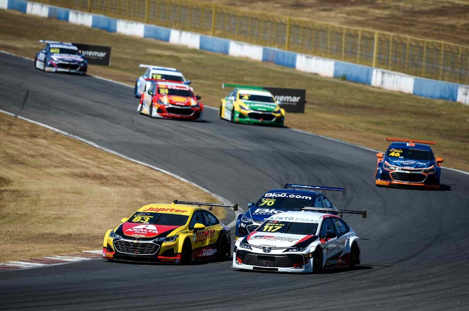 Gabriel Casagrande e Matías Rossi travam boa disputa na primeira corrida