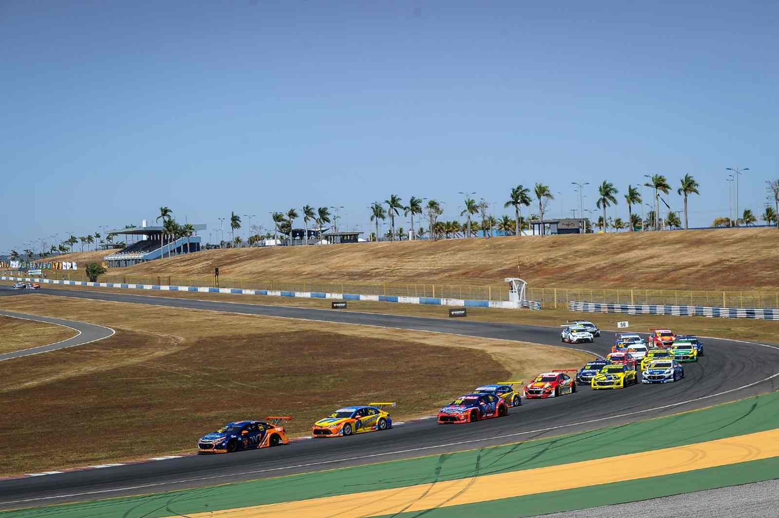 Victor Genz saiu na frente da corrida 2, mas liderou por pouco tempo