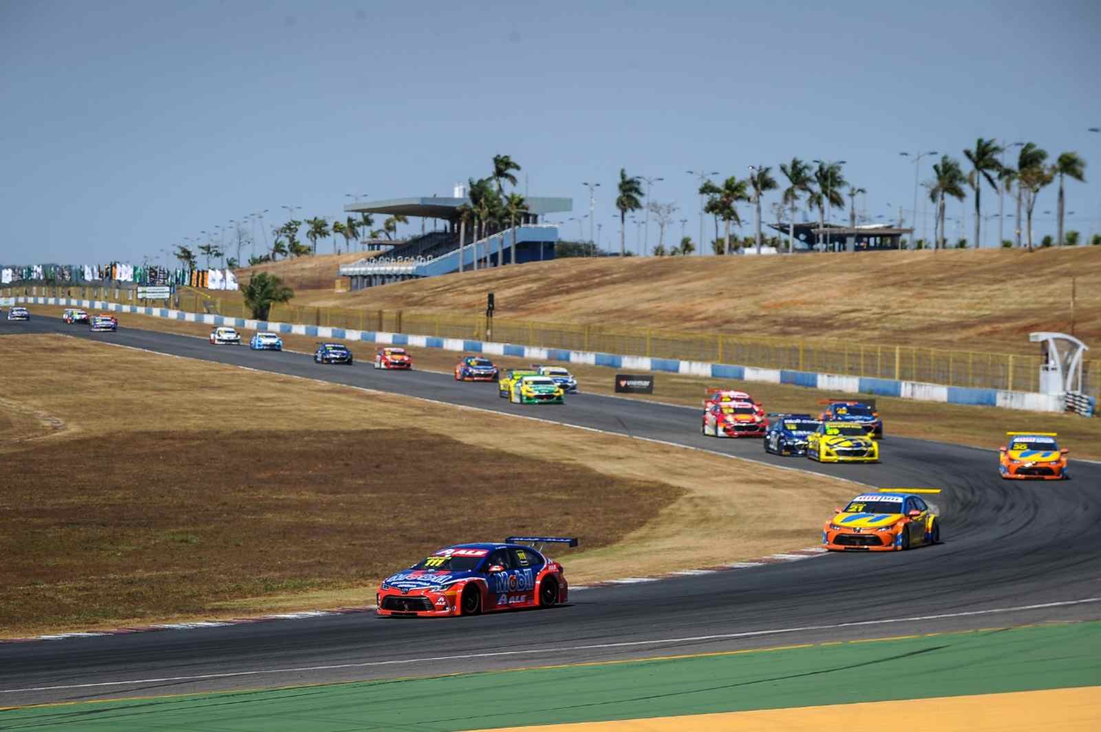 Rubens Barrichello rapidamente assumiu a ponta da corrida 2 em Goiânia