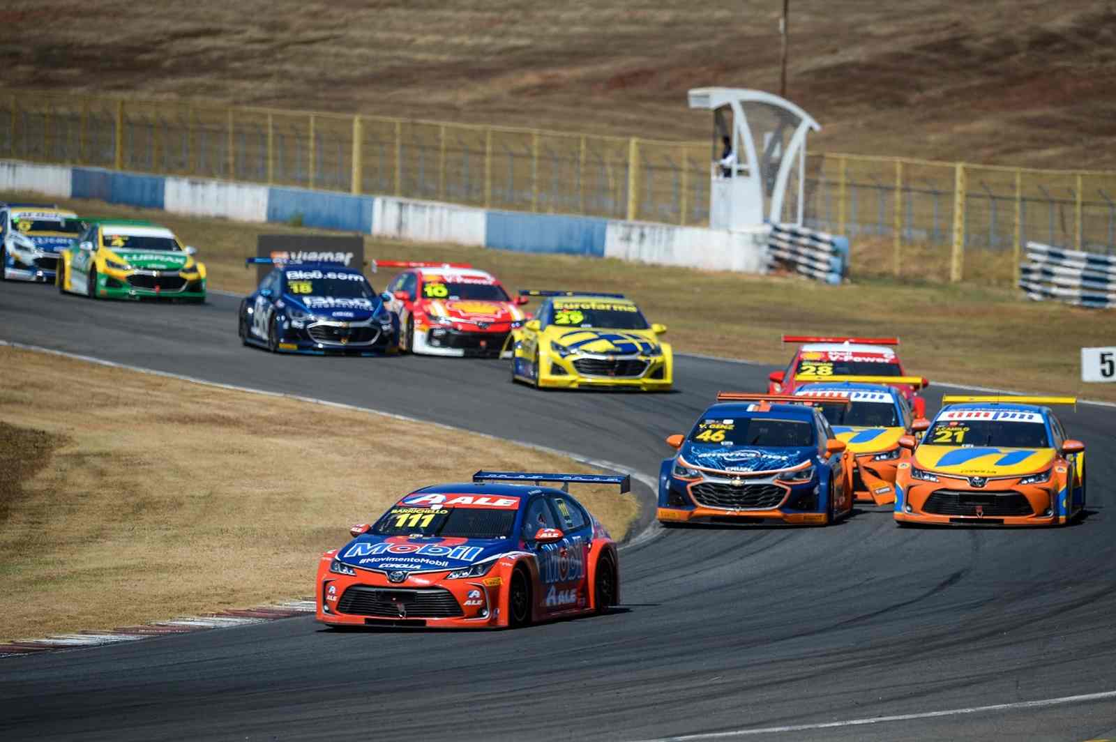 Rubens Barrichello lidera o pelotão na segunda corrida