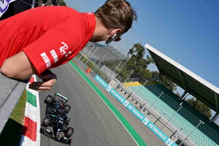 Sebastian Vettel acompanha Lewis Hamilton cruzar a curva Parabólica em Monza neste sábado