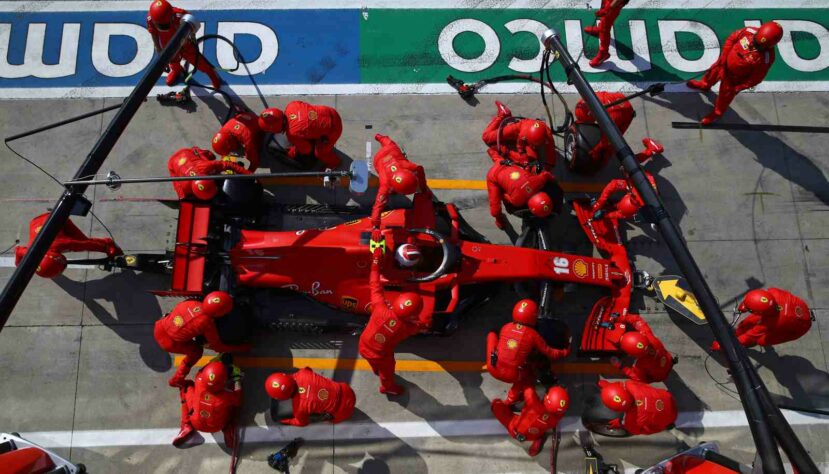 Leclerc estava no meio do pelotão após a parada feita sob safety-car