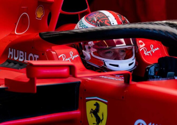 Charles Leclerc antes de sair para a pista no Q2 