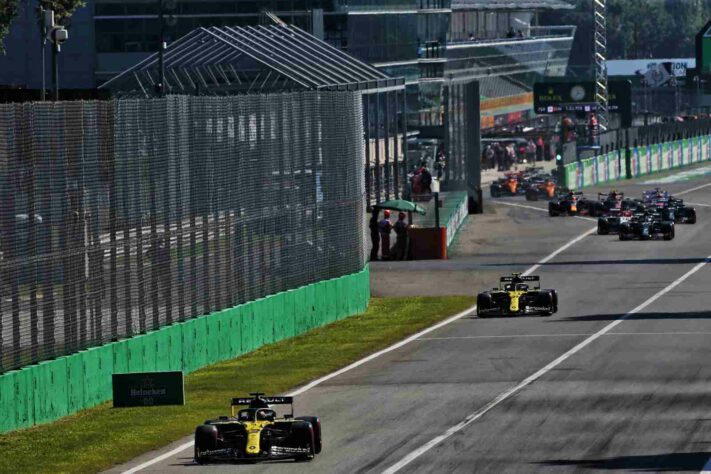 Ricciardo puxa fila de carros na saída dos boxes em Monza