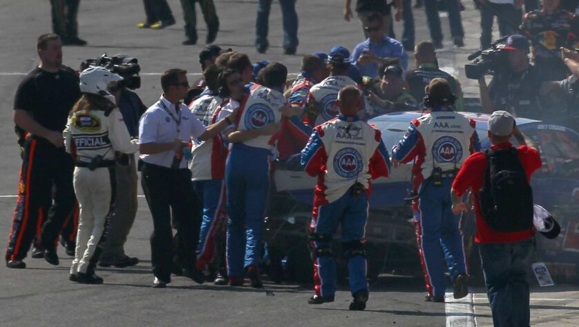 Já em Fontana, 2013, foi a vez de Tony Stewart e Joey Logano brigarem. Stewart, inclusive, deu diversas declarações após o embate atacando o rival.