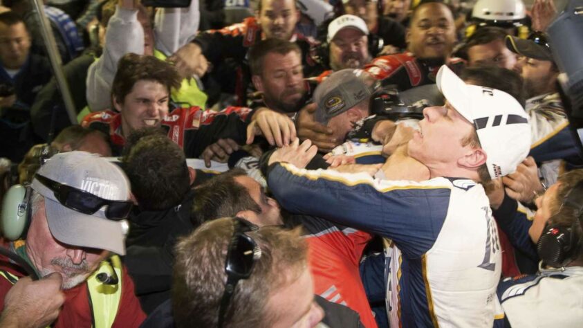 Outra briga marcante de Keselowski é com Jeff Gordon, no Texas, no mesmo 2014. Na ocasião, membros das duas equipes também se envolveram nas cenas lamentáveis