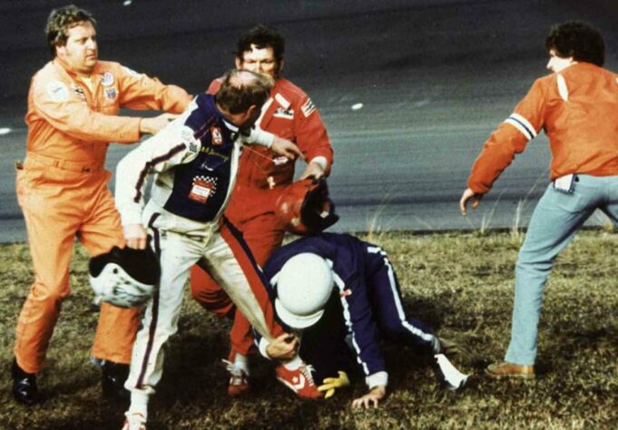 A briga de Cale Yarborough com os irmãos Bobbie e Donnie Allison na volta final da Daytona 500 de 1979 é histórica. Foi a primeira corrida da Nascar transmitida em rede nacional, e que no fim levantou o público
