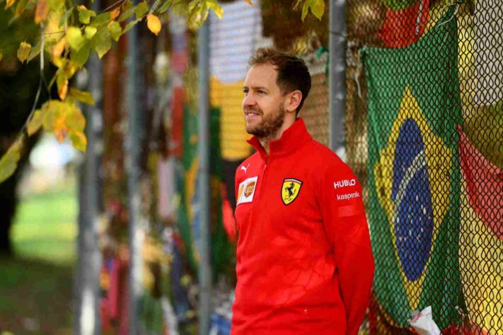 Sebastian Vettel posou para fotos no memorial. O alemão jamais escondeu a admiração por Senna