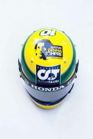 O casco também carrega o logo "Ayrton Senna Sempre"