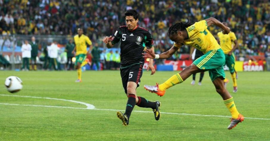 3- ÁFRICA DO SUL 2010: A camisa do país africano ficou marcado como símbolo da primeira copa no continente. Os anfitriões jogaram o torneio com uma camisa amarela e verde.