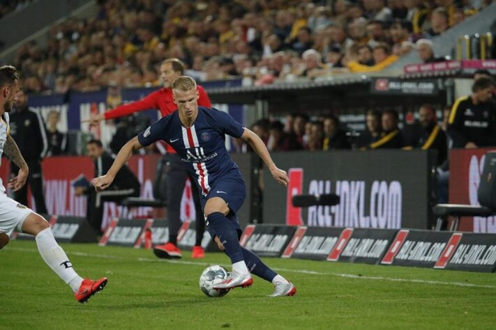  Mitchel Bakker – O lateral-esquerdo do PSG tem 20 anos e um valor de avaliado em 3,5 milhões de euros (cerca de R$ 23 milhões).