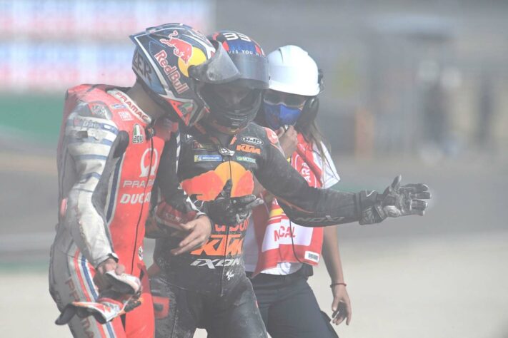 Jack Miller e Brad Binder após a queda na primeira volta