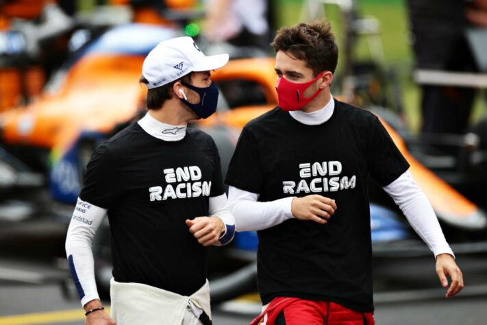 Pierre Gasly conversa com Charles Leclerc antes do GP de Portugal. Na corrida, ambos pontuaram