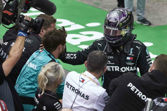 O troféu do recorde: Lewis Hamilton mais uma vez esteve no lugar mais alto do pódio