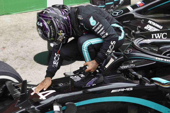 Lewis Hamilton comemorou muito a vitória com sua equipe em Portimão 