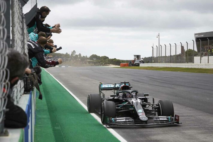 O momento da glória: Lewis Hamilton tornou-se, em Portimão, o maior vencedor de todos os tempos