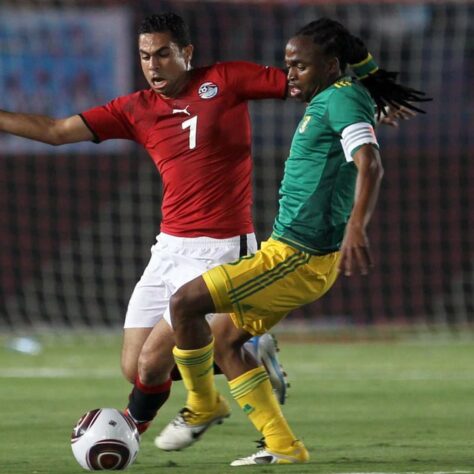 A segunda camisa da África do sul invertia as ordens das cores, e o verde predominava, enquanto o amarelo era dos detalhes. A seleção anfitriã não se classificou para o mata-mata.