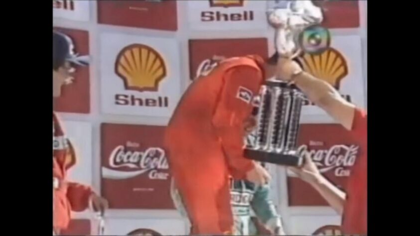 Nigel Mansell abriu a mão ao tentar levantar o troféu de vencedor do GP do Brasil de 1989. Mesmo com o sangue escorrendo, seguiu participando da festa.
