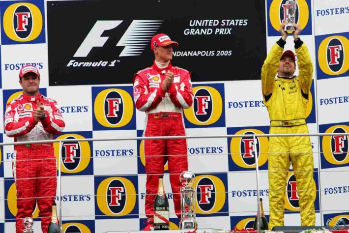 No GP dos Estados Unidos de 2005, fãs tentaram atirar objetos após a frustrante prova de seis carros. Tiago Monteiro estava nem aí e comemorava o único top-3 na F1.