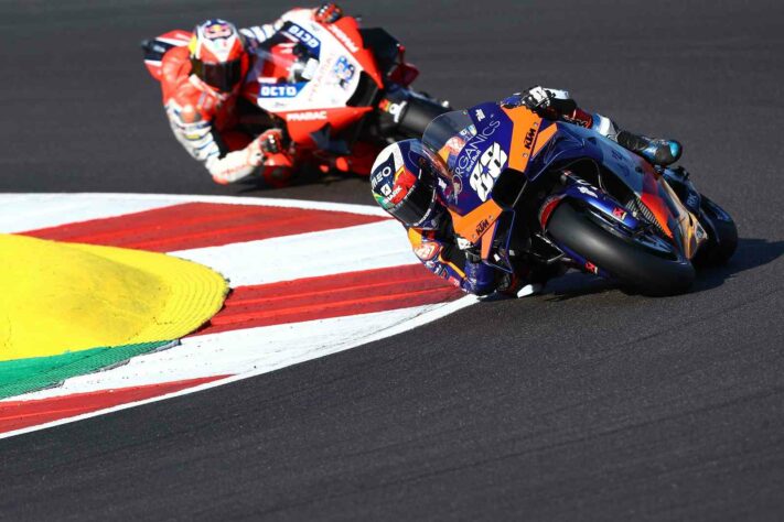 É a primeira pole de Oliveira na MotoGP