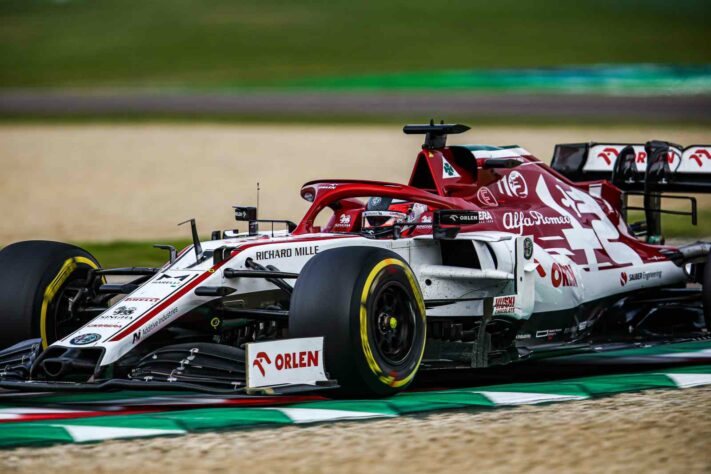 Räikkönen em ação em Ímola. Finlandês voltou a pontuar na temporada