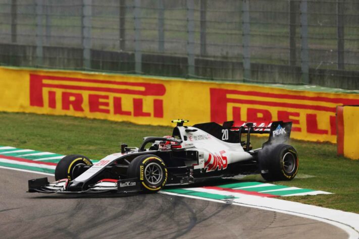 Magnussen foi tocado por Vettel na primeira volta e caiu para o fim do pelotão