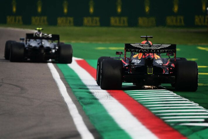 Max Verstappen era o segundo colocado quando abandonou o GP da Emília-Romanha