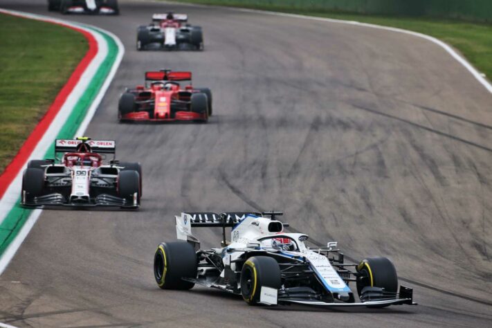 George Russell abandonou o GP da Emília-Romanha de maneira bizarra, batendo o carro com o safety-car na pista 