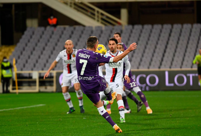 Fora das competições continentais, a Fiorentina luta apenas contra o rebaixamento no Campeonato Italiano. 