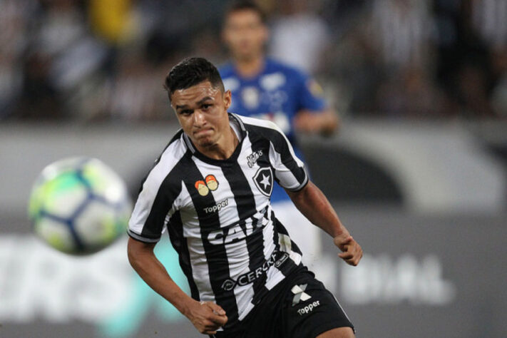 O atacante Erik, hoje no Changchun, da China, chegou a processar o Botafogo, clube pelo qual atuou entre 2018 e 2019. A dívida cobrada pelo atleta ultrapassa o valor de R$ 400 mil.