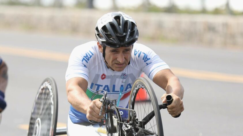 Alex Zanardi: após ter as pernas amputadas, se tornou campeão olímpico na bicicleta de mão e também correu em carros adaptados.