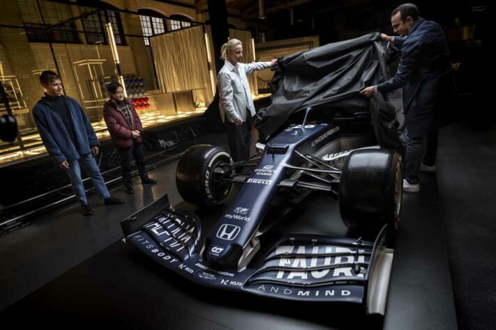 A AlphaTauri lançou, nesta sexta-feira (19), o AT02, carro para a temporada 2021 da Fórmula 1 com nova pintura e evoluções no modelo. Confira os detalhes! (Por Grande Prêmio) 