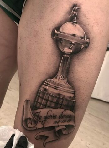 Após a conquista da Libertadores com o Flamengo, em 2019, o meia Arrascaeta tatuou a taça da competição.