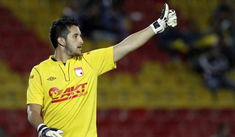 O goleiro colombiano Camilo Vargas fez um gol de cabeça pelo Santa Fé, nos últimos minutos da partida contra o Millonarios, pelo Campeonato Colombiano de 2011. 