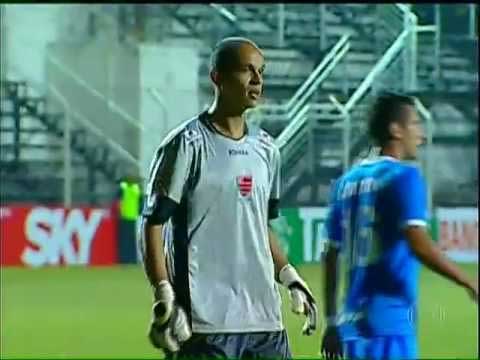 O goleiro Fernando Leal marcou de cabeça para o Oeste contra o Avaí, em partida válida pela Série B de 2013.