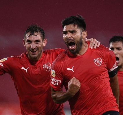 ESQUENTOU - Na Argentina, o Independiente é um dos times que começam a se ajeitar para negociar ao menos um atleta, e Alan Franco é a bola da vez. Ele é visto com potencial para sair do Rojo, e o mercado do futebol inglês pode ser o seu destino.