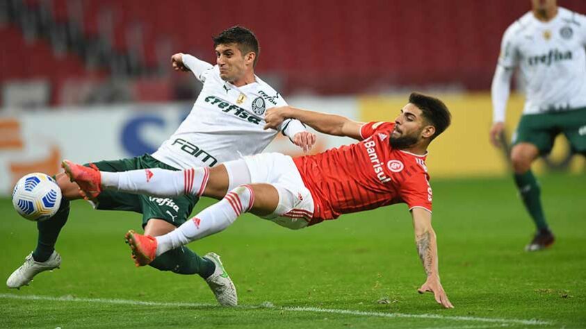 O Palmeiras conseguiu uma vitória na raça, por 2 a 1 sobre o Internacional, na noite desta quarta-feira, no Beira-Rio, pelo Brasileirão. O zagueiro Kuscevic foi expulso e prejudicou o Verdão, mas Danilo, que já vinha fazendo ótimo jogo, marcou o gol da vitória do Palmeiras sobre o Inter fora de casa. Confira as notas do Verdão e os destaques do Colorado no LANCE! (por Nosso Palestra)