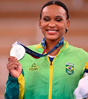 Após dois dias sem eventos, a ginástica volta às 5h, com finais em dois aparelhos para homens e dois para mulheres. Rebeca Andrade deve ganhar mais uma medalha, agora na final do salto